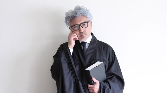 法廷で判決や判断について熟考する男性裁判官