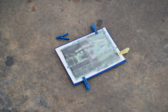 Proceso artesanal de cianotipia aplicando emulsi&oacute;n fotosensible con brocha sobre papel de algod&oacute;n