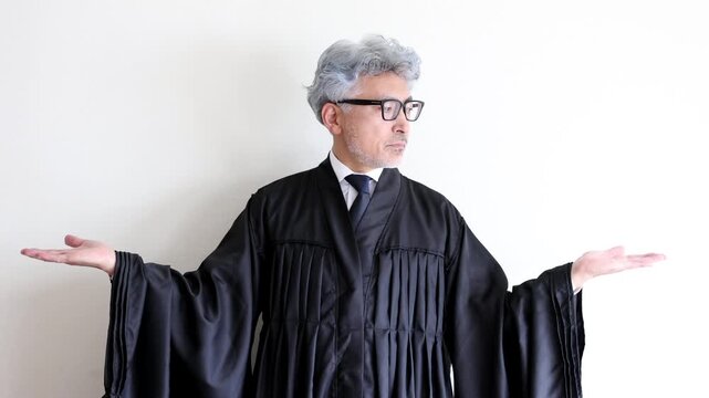 両手を広げて公平な判断を示す法服姿の男性裁判官