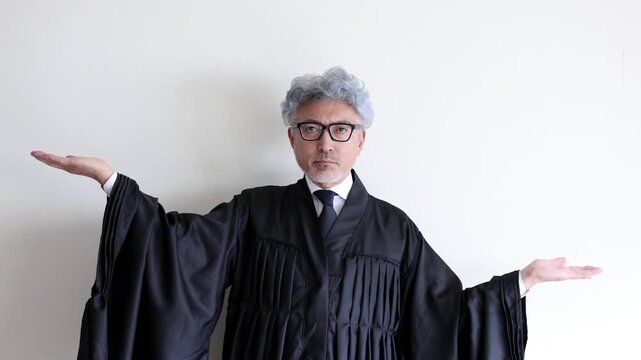 両手を広げて公平な判断を示す法服姿の男性裁判官