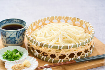 Obraz premium ざるうどん 竹籠に盛った冷たい讃岐うどん