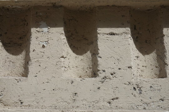 Cannelures sur un fronton d'immeuble