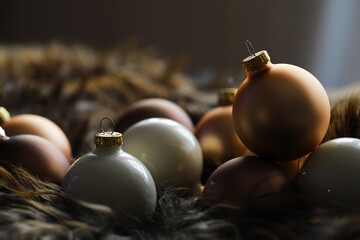Obraz premium Cozy Christmas Ornaments on Fuzzy Brown Blanket - Festive Baubles for Holiday Decor