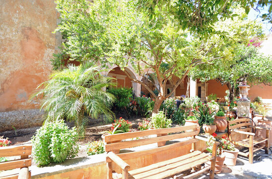 Les jardins du monast&egrave;re de la Sainte-Trinit&eacute; sur la presqu'&icirc;le de l'Akrotiri pr&egrave;s de La Can&eacute;e en Cr&egrave;te