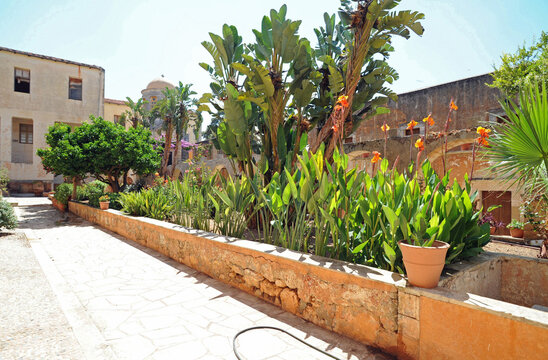 Les jardins du monast&egrave;re de la Sainte-Trinit&eacute; sur la presqu'&icirc;le de l'Akrotiri pr&egrave;s de La Can&eacute;e en Cr&egrave;te