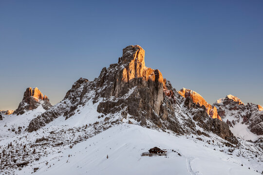 Montagne Ra Gusela au lever du soleil depuis le Passo Giau dans les Dolomites