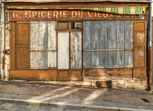 Devanture d'ancienne &eacute;picerie &agrave; Argenton-sur-Creuse, Indre, France
