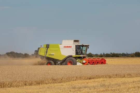 Getreideernte mit einem M&auml;hdrescher von Claas