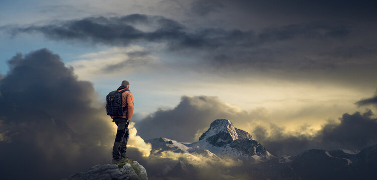 Wanderer auf einen Berggipfel 