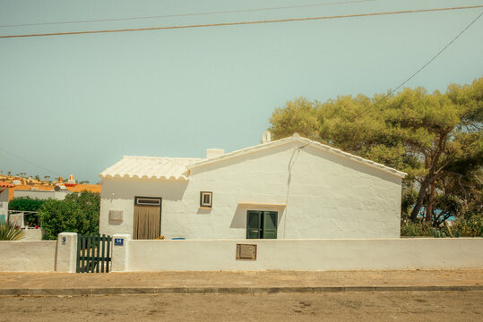 Casitas blancas en la isla de Menorca