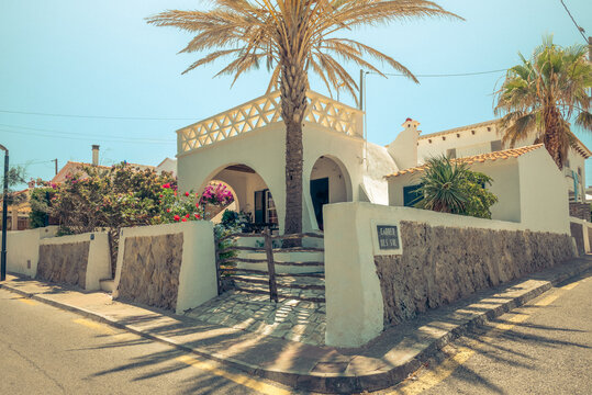 Casitas blancas en la isla de Menorca