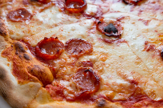 Pizza con fette di salame