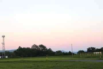 Fototapeta premium 夕暮れ時の静かな田園風景と夕空