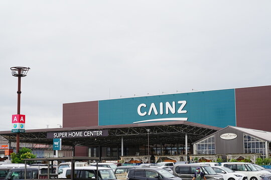 CAINZ Home Center Store Exterior and Shopping Scene for DIY Supplies in Japan - 日本 大手ホームセンター カインズ 日曜大工・生活用品の店舗