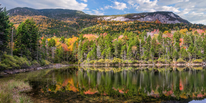 Greeley Ponds scenic area on the Kancamagus scenic highway in Autumn - New Hampshire