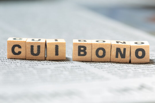 Cui Bono &ndash; wem n&uuml;tzt es? Buchstabenw&uuml;rfel auf einer Zeitung (Symbolbild)