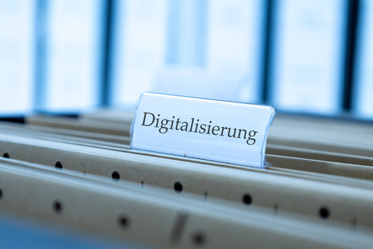 Schild mit der Aufschrift DIGITALISIERUNG an einem H&auml;ngemappenregister