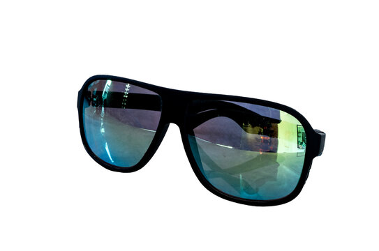 Gafas de sol negras con lentes polarizados azules sobre fondo negro