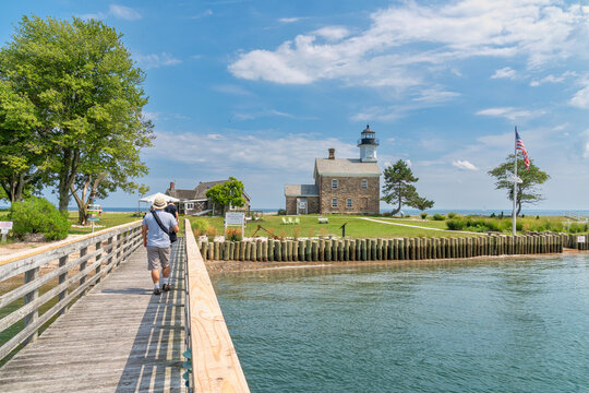 Sheffield Island Lighthouse with tourists disembarking the ferry