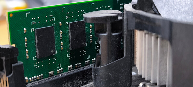 The black RAM memory chips are mounted on a green printed circuit board.