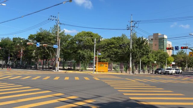 Morning traffic at a city street intersection with cars in South Korea 어린이보호구역 비보호 신호 출근길교통
