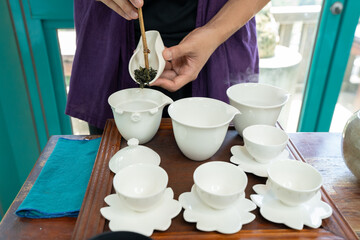 九份茶坊の金銀花シリーズ茶器セットでいただく台湾茶　Jiufen Teahouse © Chiho Oki