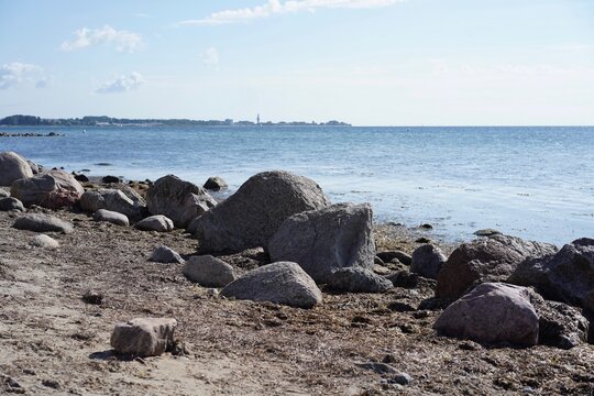 Findlinge und Meeresstrand mit Blick &uuml;ber die Ostsee in der L&uuml;becker Bucht zwischen Sierksdorf und Neustadt in Holstein
