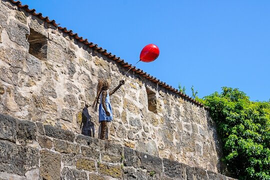 lichtenfels, deutschland - 29.05.2026 - m&auml;dchen aus korb mit rotem luftballon