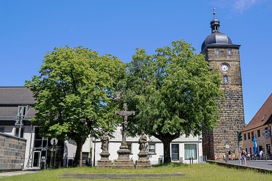 lichtenfels, deutschland - stadtbild mit kirchenfiguren und oberem turm