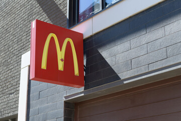 Fototapeta premium exterior building and sign outside McDonald's, a fast food restaurant chain, located here at 160 Spadina Av (northwest corner of Queen St), Toronto