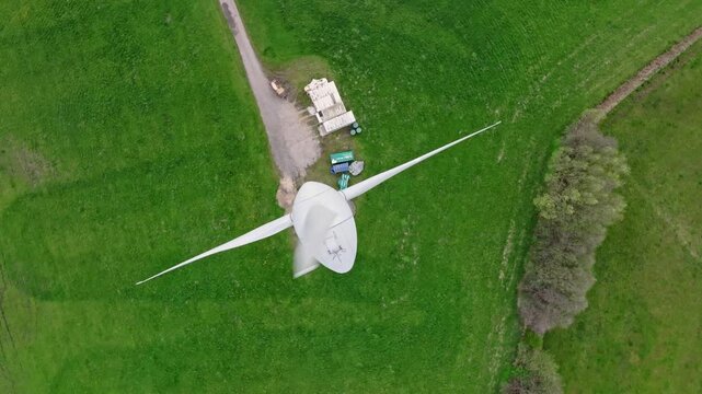 Windrad von oben mit Drohne aufgenommen. Wolkig und das Windrad dreht sich schnell. Erneuerbare Energien. Einzelnes Windra Blick auf die Autobahn A2 von oben. D-Log-Originale vorhanden. Bei G&uuml;tersloh.