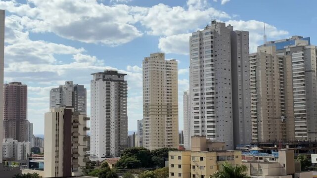 Goi&acirc;nia, Goi&aacute;s, Brasil - 28 de julho de 2026: Timelapse do horizonte urbano visto do Setor Bueno sob c&eacute;u azul e nuvens