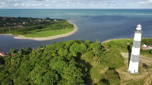 Voo de drone sobre o Farol de Porto de Pedras em dire&ccedil;&atilde;o ao mar, Alagoas