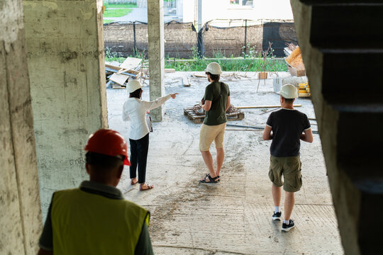 Engineers evaluate project stage and analyze results of task completion. Workers take notes about progress and possible inconsistencies in structure