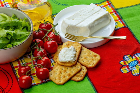 Formaggio italiano a pasta molle con insalata , pomodori e cracker