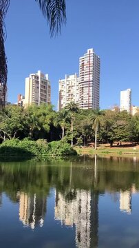 Goi&acirc;nia, Goi&aacute;s, Brasil - 31 de julho de 2026: Parque Vaca Brava com natureza, lago e horizonte urbano sob c&eacute;u azul e limpo
