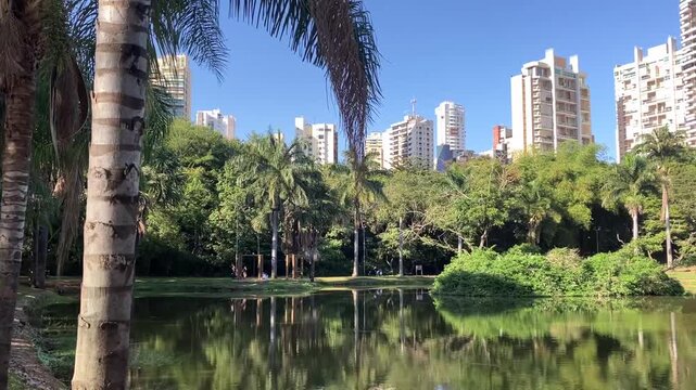 Goi&acirc;nia, Goi&aacute;s, Brasil - 31 de julho de 2026: Paisagem urbana do Parque Vaca Brava com lago e horizonte da cidade
