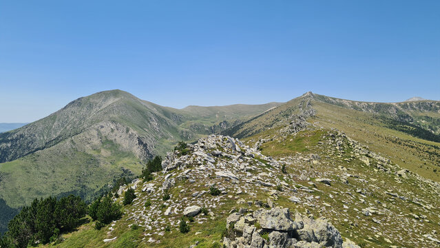 Sur la cr&ecirc;te des Esquerdes de Rotj&agrave;, avec le pic de Costabonne en arri&egrave;re-plan (massif du Canigou, Pyr&eacute;n&eacute;es catalanes)
