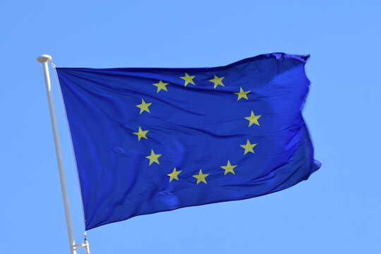 Le drapeau de l'Europe flotte dans le ciel bleu