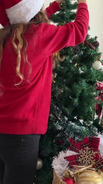 Timelapse mujer quitando adornos del &aacute;rbol