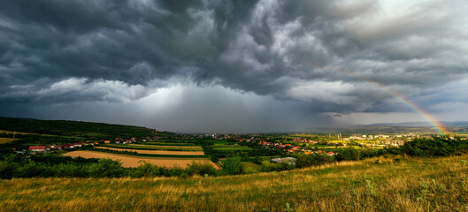Obraz premium Stormy sky with dramatic clouds from an approaching thunderstorm at sunset
