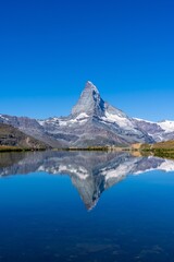 Fototapeta premium Matterhorn spiegelt sich in einem ruhigen Bergsee bei Zermatt