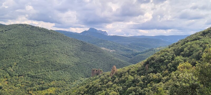 Beau panorama sur le Roc N&egrave;gre et la vall&eacute;e de Rennes-les-Bains depuis les ruines du ch&acirc;teau de Blanchefort, avec le pech de Bugarach en arri&egrave;re-plan (Corbi&egrave;res, Languedoc)