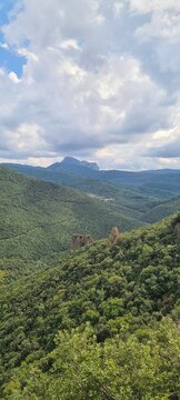 Le Roc N&egrave;gre et la vall&eacute;e de Rennes-les-Bains vus depuis les ruines du ch&acirc;teau de Blanchefort, avec le pech de Bugarach en arri&egrave;re-plan sous un ciel d'orage (Limouxin, Corbi&egrave;res, Languedoc, Occitanie)