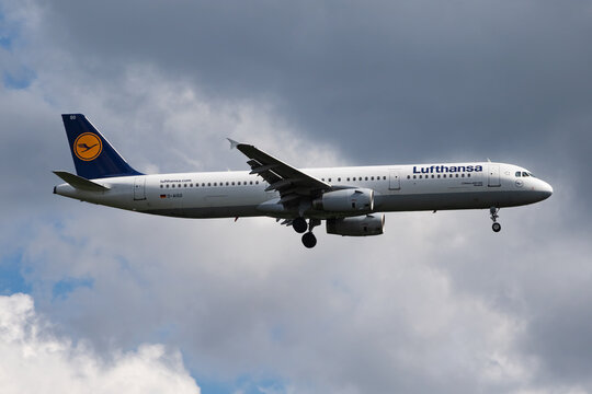 Lufthansa Airbus A321 (D-AISO) on landing approach at Frankfurt Airport on June 28, 2017 in Frankfurt am Main, Germany