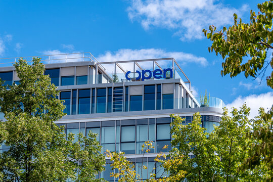 Levallois-Perret, France - 5 ao&ucirc;t 2026: Vue ext&eacute;rieure du si&egrave;ge d'OPEN, soci&eacute;t&eacute; de services num&eacute;riques (ESN) sp&eacute;cialis&eacute;e dans le conseil en ing&eacute;nierie et l'int&eacute;gration de syst&egrave;mes informatiques