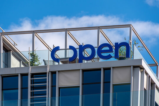 Levallois-Perret, France - 5 ao&ucirc;t 2026: Enseigne sur le si&egrave;ge d'OPEN, soci&eacute;t&eacute; de services num&eacute;riques (ESN) sp&eacute;cialis&eacute;e dans le conseil en ing&eacute;nierie et l'int&eacute;gration de syst&egrave;mes informatiques
