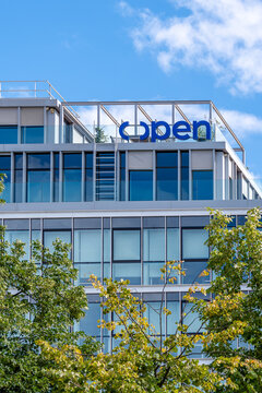 Levallois-Perret, France - 5 ao&ucirc;t 2026: Vue ext&eacute;rieure du si&egrave;ge d'OPEN, soci&eacute;t&eacute; de services num&eacute;riques (ESN) sp&eacute;cialis&eacute;e dans le conseil en ing&eacute;nierie et l'int&eacute;gration de syst&egrave;mes informatiques
