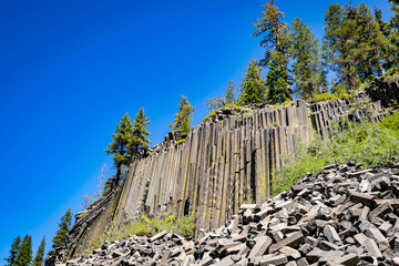 Fototapeta premium Devils Postpile basalt columns curve on sunny day