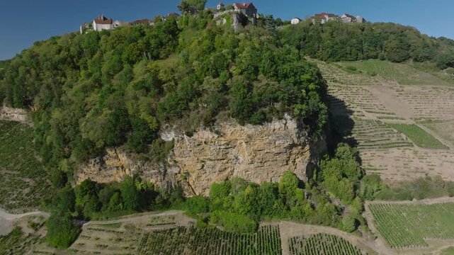 Vue sur le village perch&eacute; de Ch&acirc;teau-Chalon depuis les vignes de Nevy-sur-Seille, Jura (39)